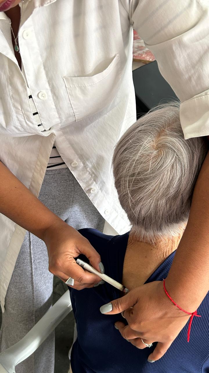 Georgea aplicando moxa na região da cervical de uma paciente