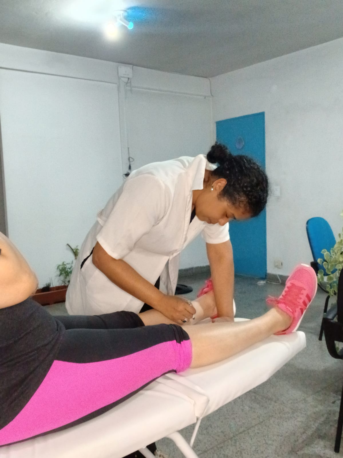 Georgea trabalhando o tornozelo e a panturrilha da paciente