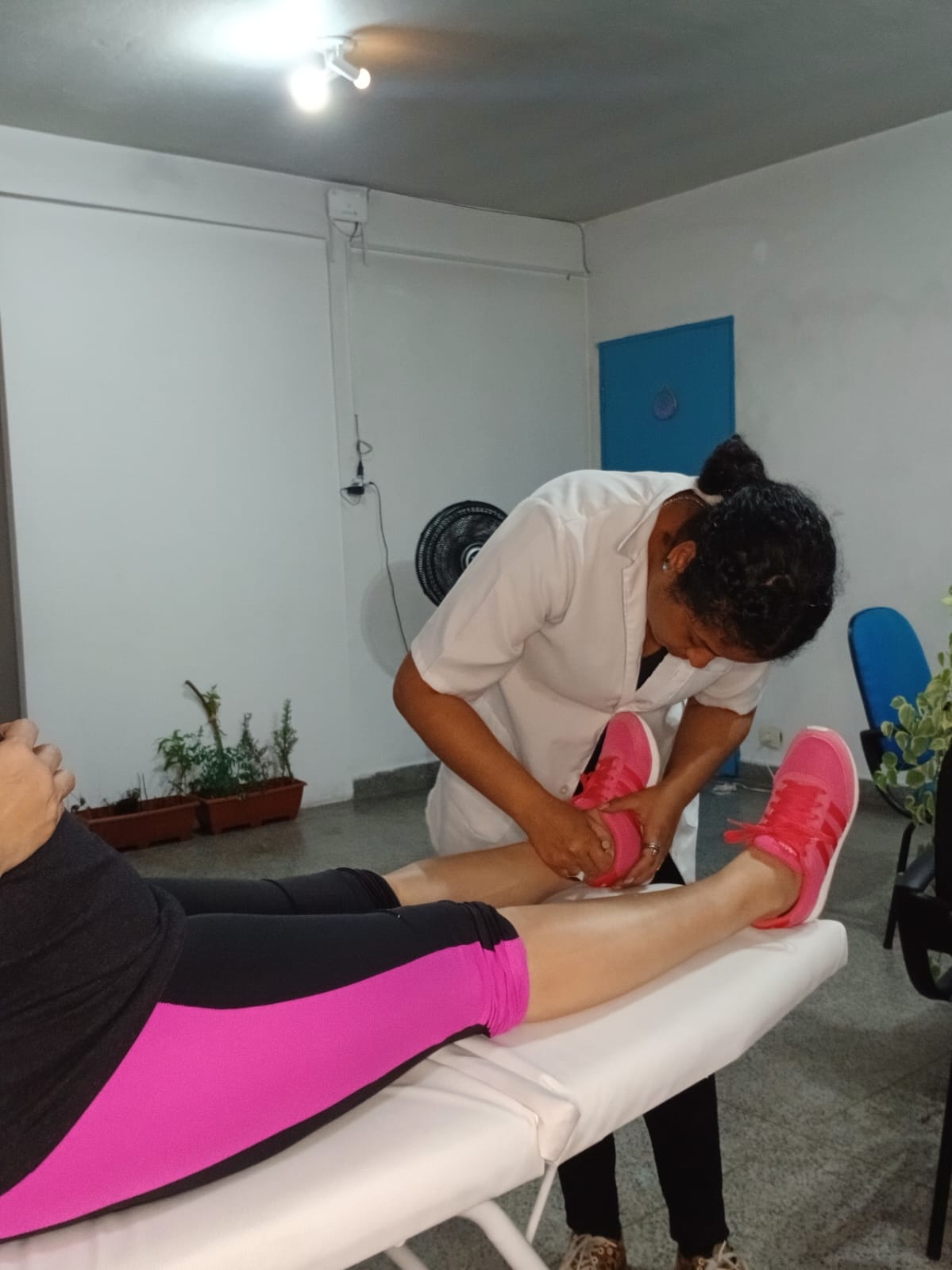 Georgea ajustando a aplicação na perna da paciente